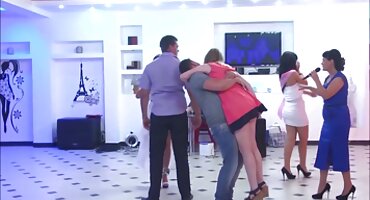 clip sex vo chong Busty đĩ thích nó. Cô làm sạch mông của mình với phim sex vú to một vòi nước.