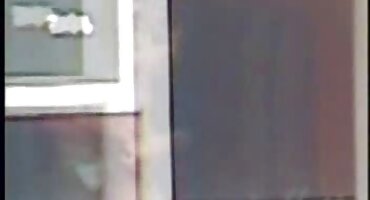 saber sex Người phụ nữ gầy liếm vòi nước cho đến khi nó phát sex áo dài sáng và kích thích nó.